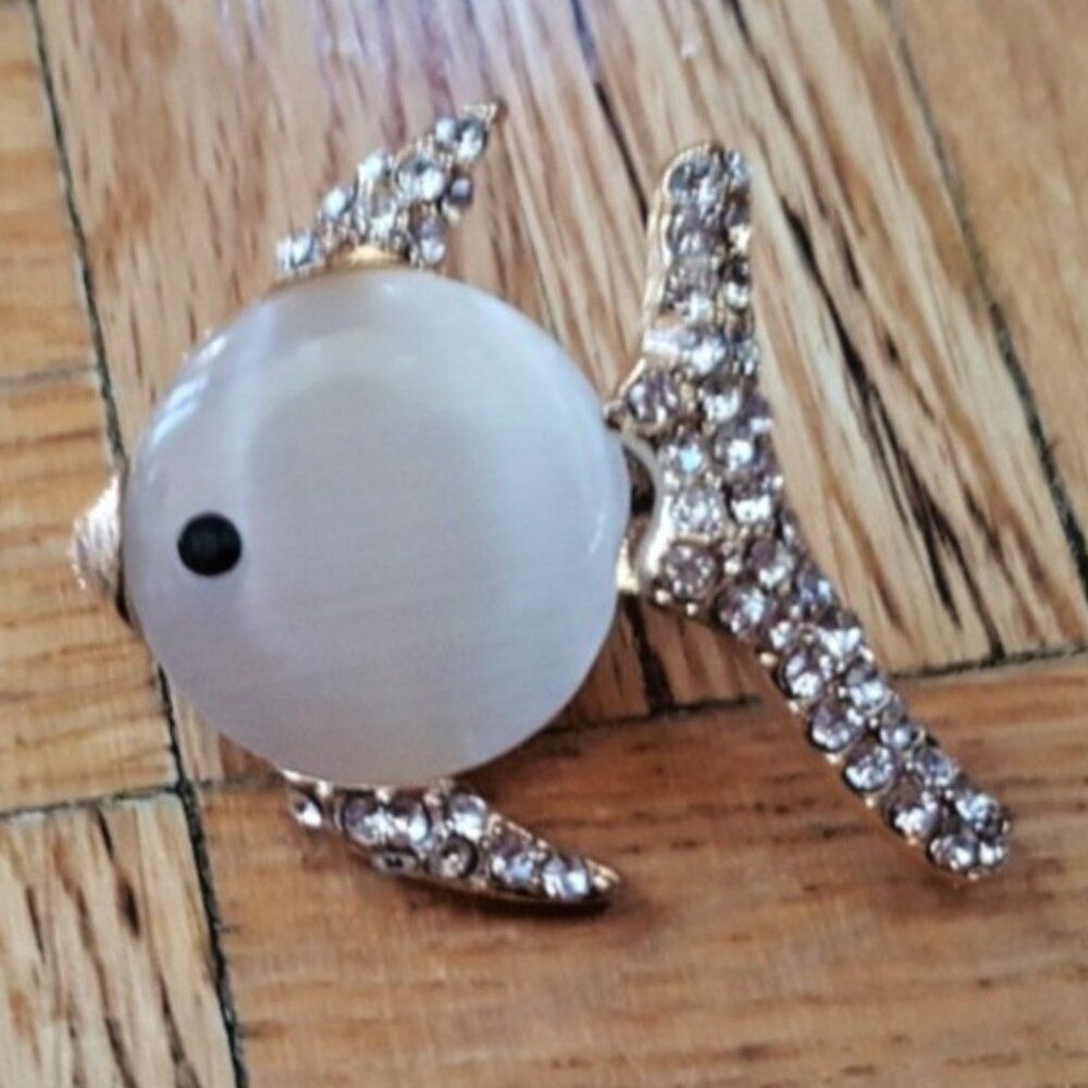 Small bling beaded rhinestone costume jewelry fish pin broach